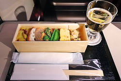 グランクラスの食事(軽食サービス)